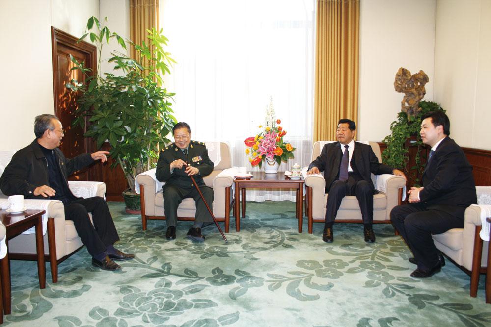 中共中央政治局常委、全国政协主席贾庆林（右二）亲切接见北京世纪名人国际书画院艺术顾问